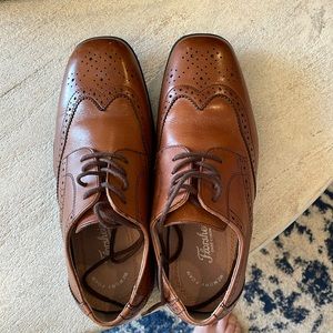 Florsheim kids size 4 dress shoe in brown